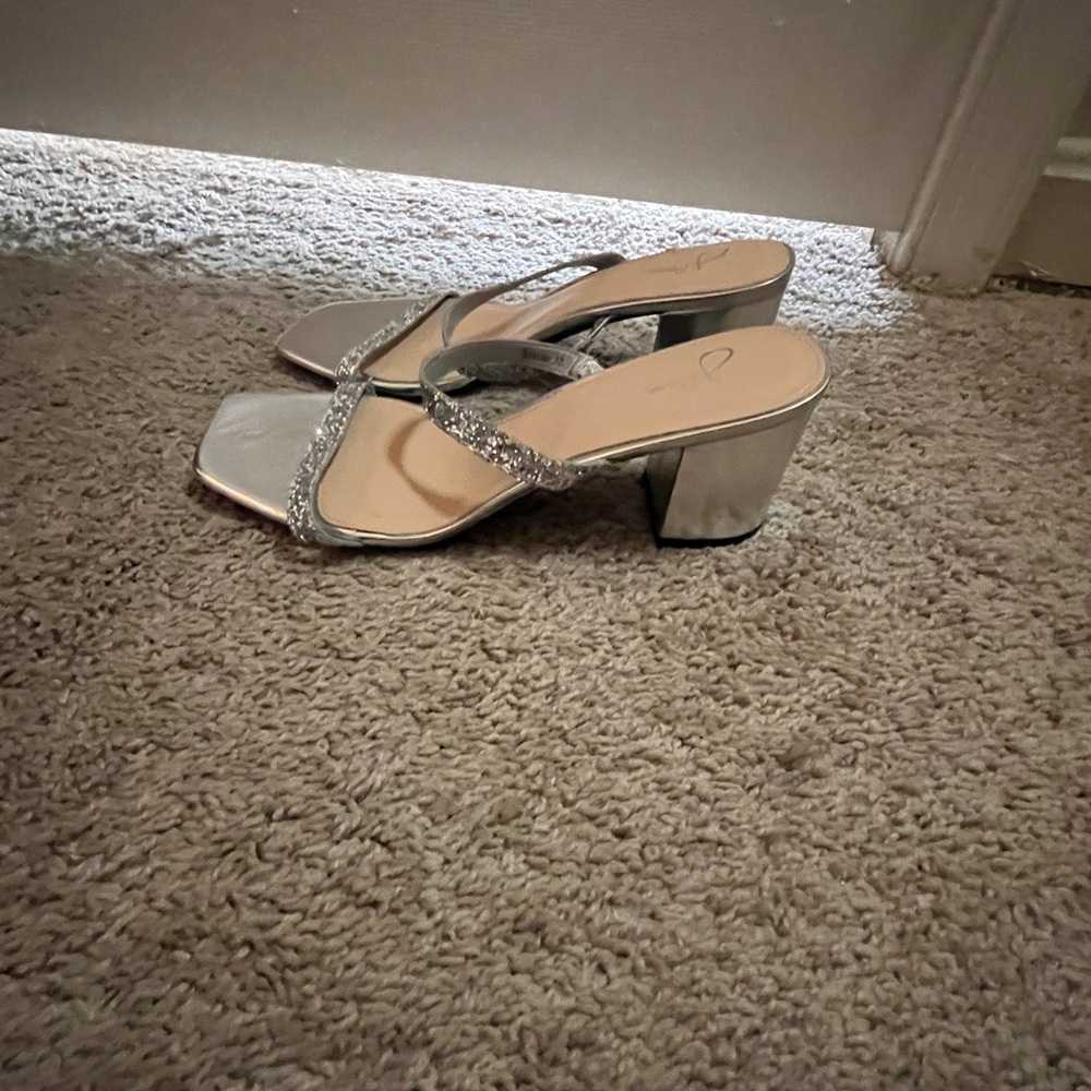 Silver heels - Picture 3 of 4